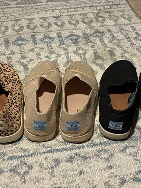 TOMS Women’s Avalon style Slip-On Shoes gold color, leopard print, black Canvas